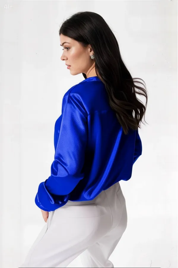 Kadın Canlı Mavi Hafif Dökümlü Saten Yüzeyli Gömlek HZL22W-BD139641