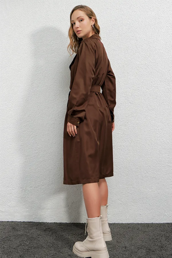 Kadın Kahverengi Kruvaze Yaka Kemerli Astarsız Mevsimlik Rahat Trençkot Hzl22s-bd158531