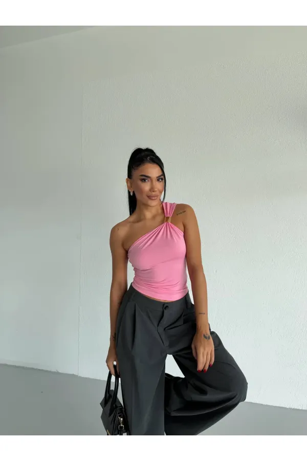 Kadın Pembe Tek Omuz Gold Metal Detaylı Sandy Bluz HZL26S-FRY123821