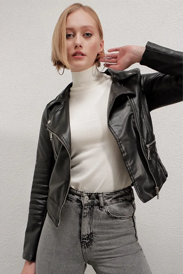 Kadın Siyah Kısa Suni Deri Astarlı Biker Ceket HZL22W-BD110251
