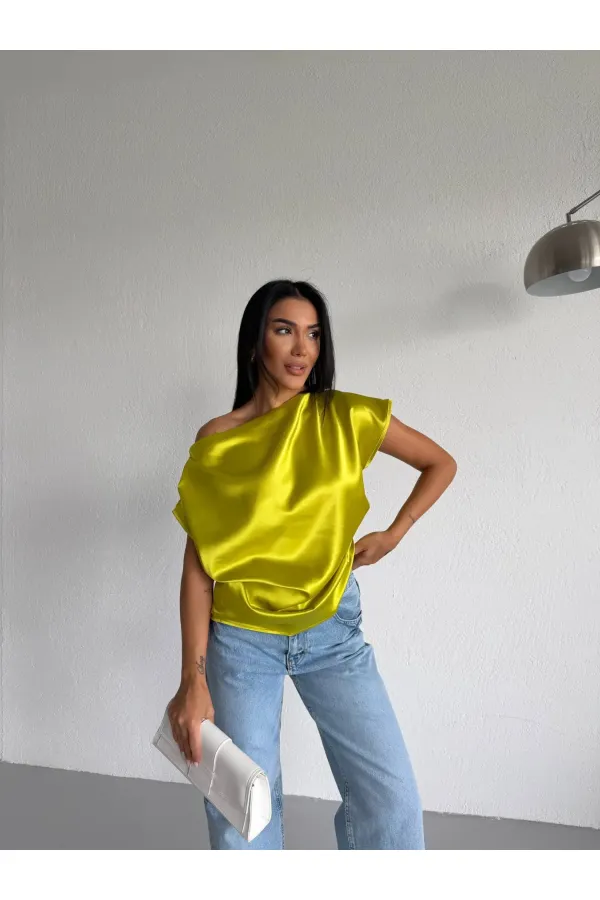 Kadın Fıstık Yeşil Tek Omuz Asimetrik Kesim Saten Bluz HZL26W-FRY121171
