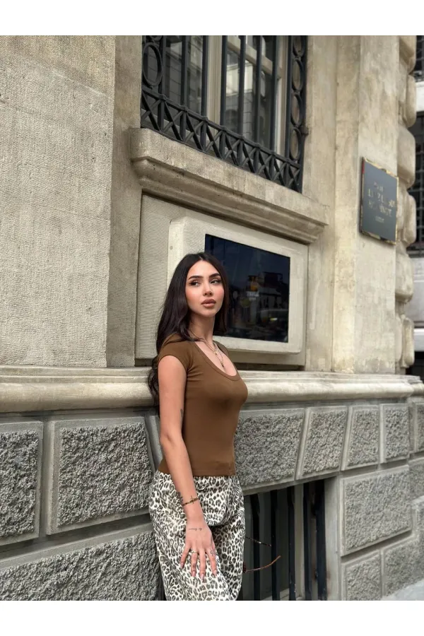 Kadın Kahverengi Oval Yaka T-Shirt HZL25S-ZK11681