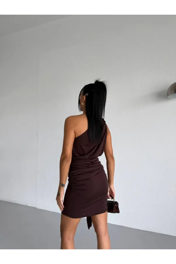 Robe courte marron à une épaule avec détail boucle, drapée, en tissu sable, pour femme HZL26S-FRY123881