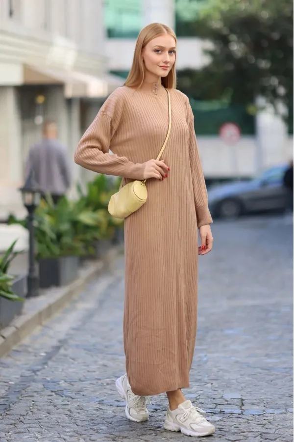 Robe longue en maille côtelée camel à col zippé pour femme HZL24W-BD1102271