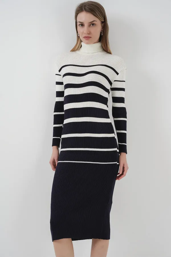 Robe en maille bleu marine et blanche à col roulé 15841