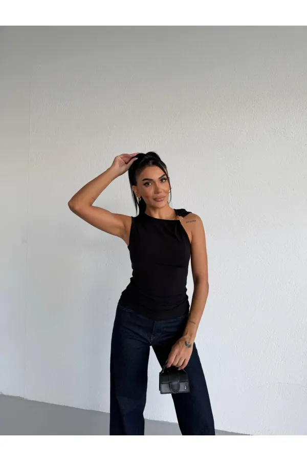 Kadın Siyah Bisiklet Yaka Gold Tokalı Omuz Detaylı Bluz HZL26W-FRY123761