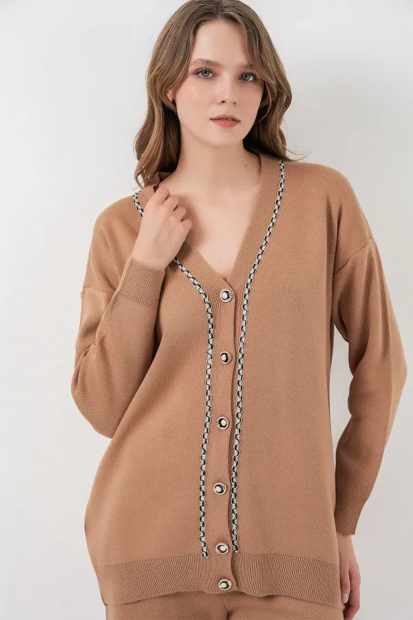Ensemble deux pièces pour femme : cardigan, pantalon et pull 15956 - Camel