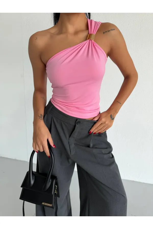 Kadın Pembe Tek Omuz Gold Metal Detaylı Sandy Bluz HZL26S-FRY123821