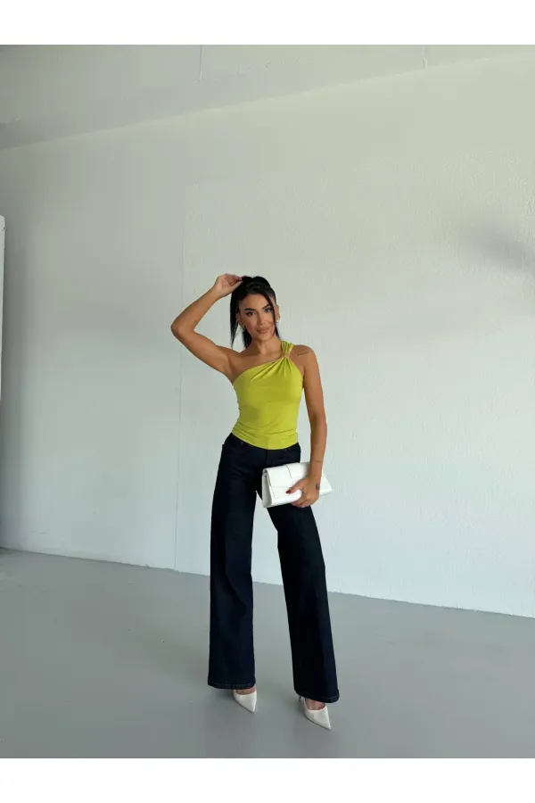 Kadın Fıstık Yeşili Tek Omuz Gold Metal Detaylı Sandy Bluz HZL26S-FRY123821