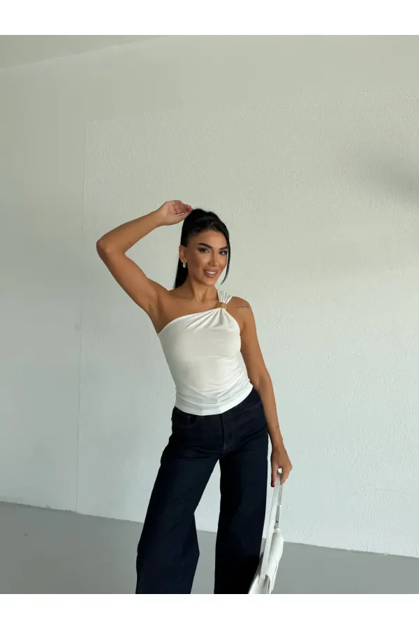 Kadın Beyaz Tek Omuz Gold Metal Detaylı Sandy Bluz HZL26S-FRY123821