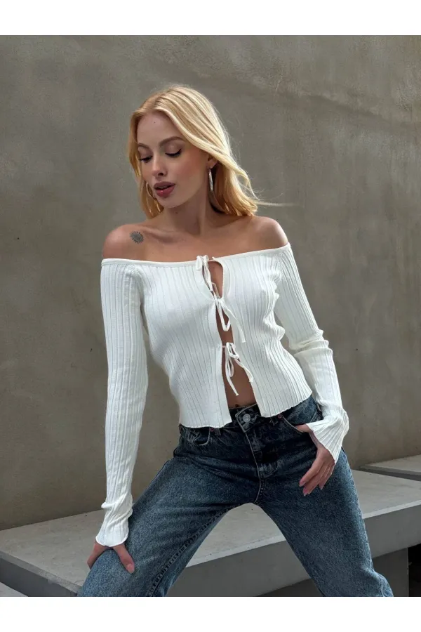 Kadın Beyaz Önden Bağlamalı Madonna Yaka Crop Bluz HZL25W-ZK10331