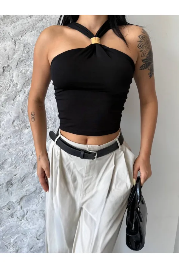 Kadın Siyah Halter Yaka Metal Detaylı Şık Crop Bluz HZL25S-FRY123251