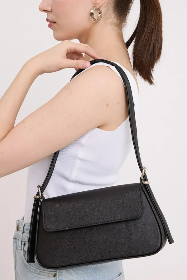 Sac baguette noir pour femme avec rabat 010169