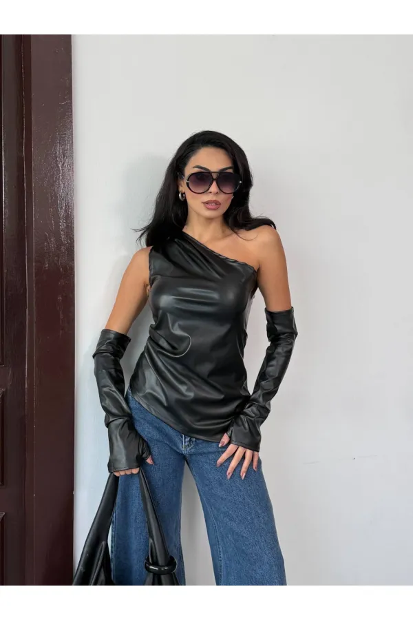 Kadın Siyah Tek Omuz Asimetrik Kesim Eldiven Detay Deri Bluz HZL25W-FRY123641