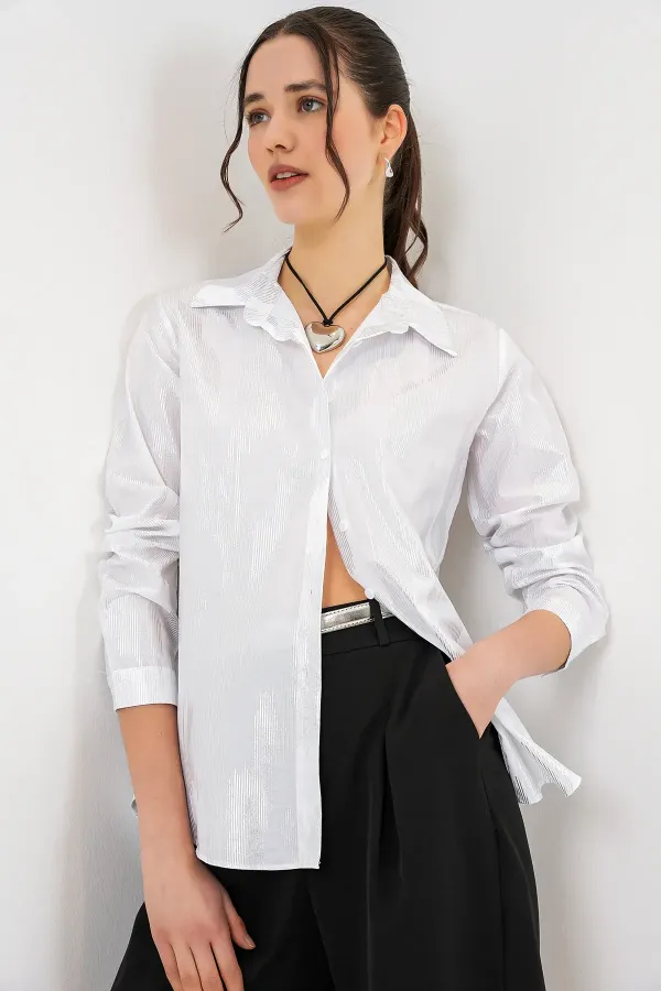 Chemise blanche pour femme avec motif argenté 20253