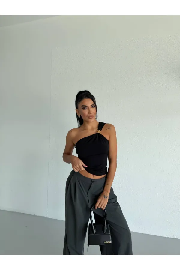 Kadın Siyah Tek Omuz Gold Metal Detaylı Sandy Bluz HZL26S-FRY123821