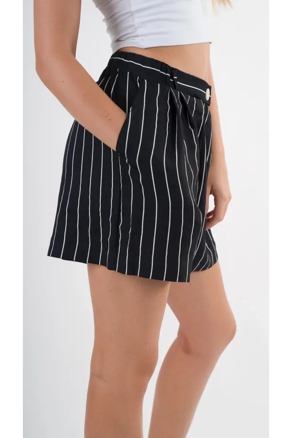 Kadın Siyah Çizgili Beli Lastikli Düğme Detaylı Cepli Şort HZL24S-YY277