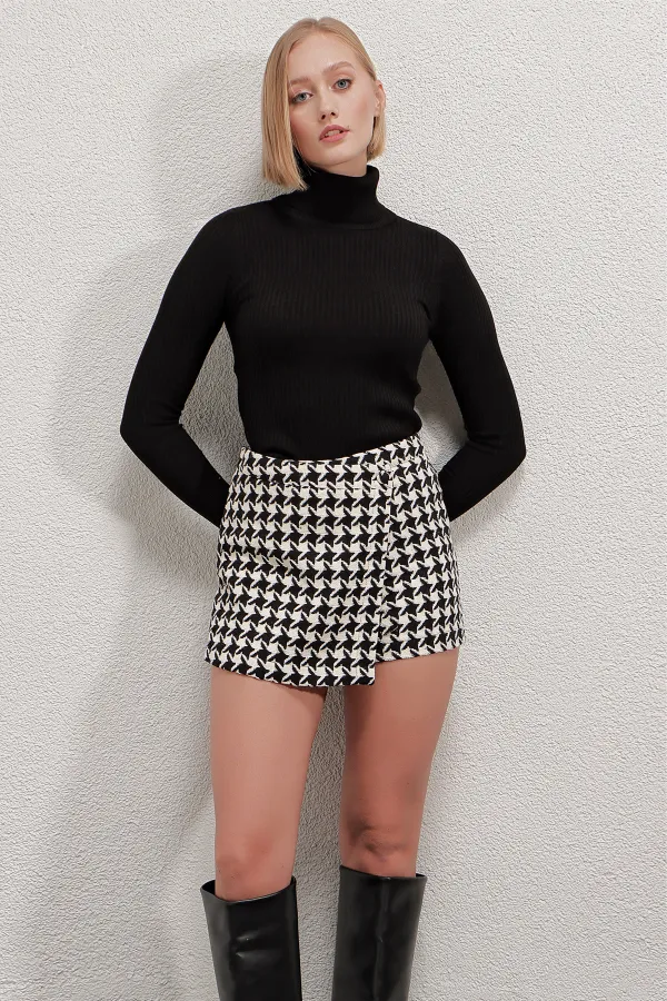 Pull col roulé noir en maille côtelée pour femme HZL22W-BD1445001