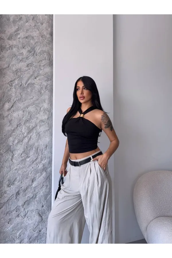 Kadın Siyah Halter Yaka Metal Detaylı Şık Crop Bluz HZL25S-FRY123251
