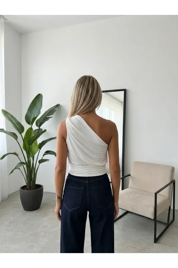 Kadın Beyaz Asimetrik Tek Omuz Drapeli Gold Aksesuar Detaylı Sandy Bluz HZL26S-FRY123751