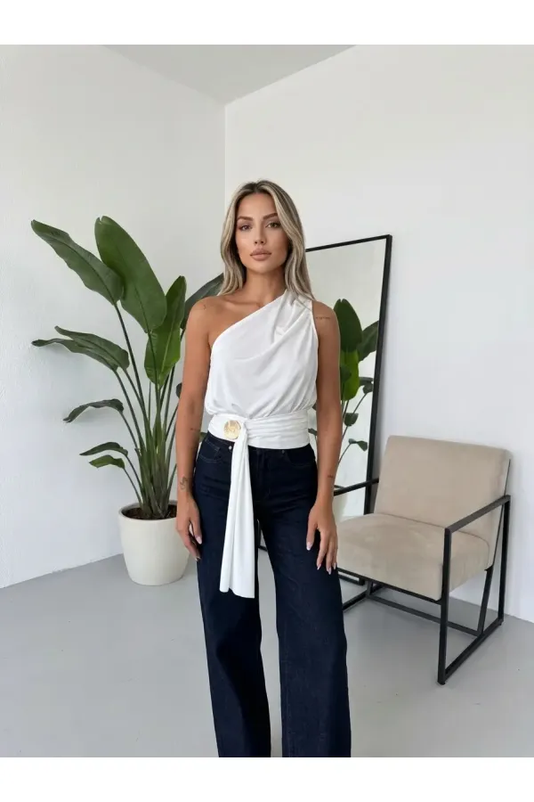 Kadın Beyaz Asimetrik Tek Omuz Drapeli Gold Aksesuar Detaylı Sandy Bluz HZL26S-FRY123751