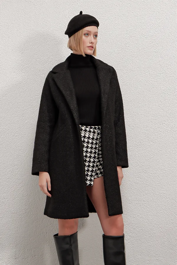 Kadın Siyah Tek Düğmeli Çift Cepli Astarlı Buklet Kaşe Kaban HZL22W-BD190821