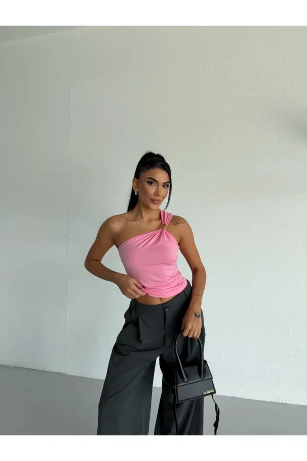 Kadın Pembe Tek Omuz Gold Metal Detaylı Sandy Bluz HZL26S-FRY123821