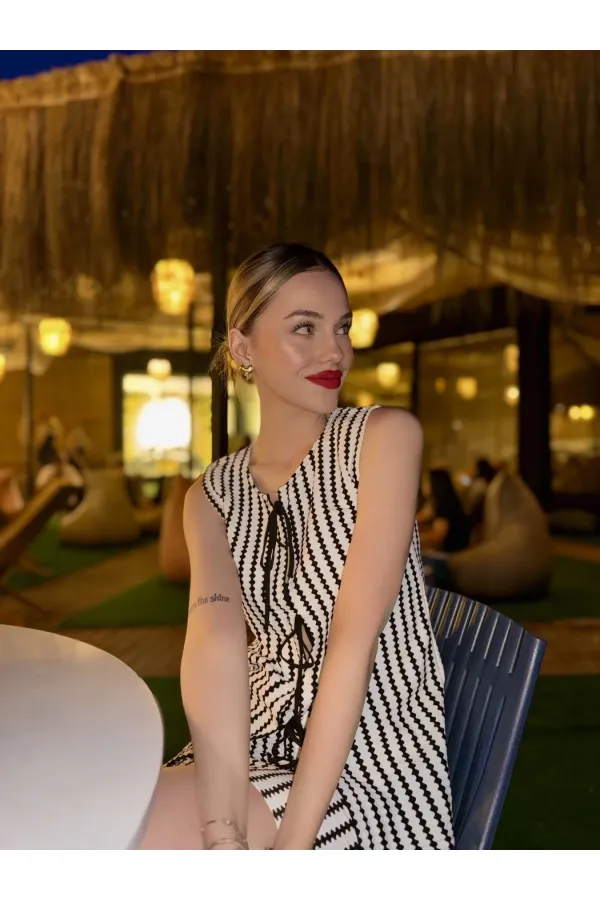 Kadın Siyah Beyaz Çizgili Önü Bağlamalı Bluzlu Etekli Triko Takım HZL24S-ZK10271