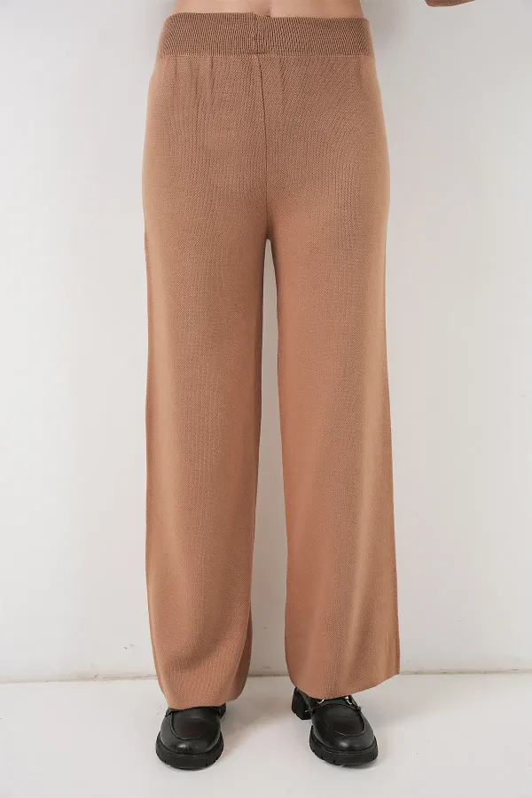 Ensemble deux pièces pour femme : cardigan, pantalon et pull 15956 - Camel