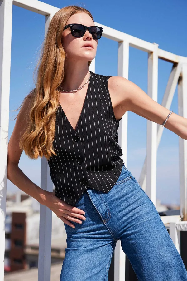 Kadın Siyah Çizgili Düğmeli Astarsız Dokuma Yelek HZL24S-BD167941