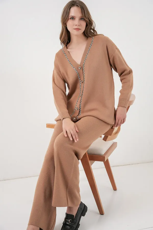 Ensemble deux pièces pour femme : cardigan, pantalon et pull 15956 - Camel
