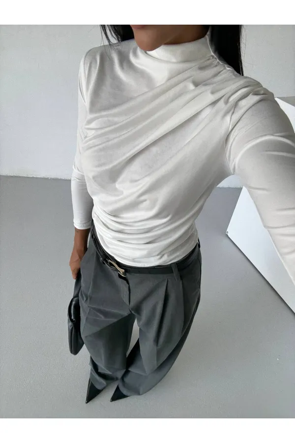 Kadın Beyaz Omuz ve Beli Büzgülü Yarım Balıkçı Yaka Sandy Bluz HZL24W-FRY122451