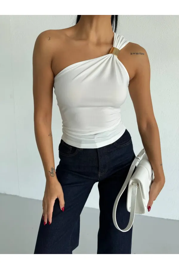 Kadın Beyaz Tek Omuz Gold Metal Detaylı Sandy Bluz HZL26S-FRY123821