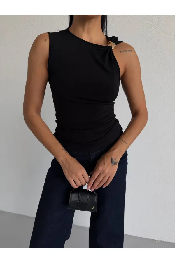 Kadın Siyah Bisiklet Yaka Gold Tokalı Omuz Detaylı Bluz HZL26W-FRY123761