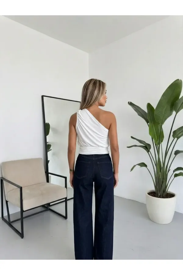 Kadın Beyaz Asimetrik Tek Omuz Drapeli Gold Aksesuar Detaylı Sandy Bluz HZL26S-FRY123751