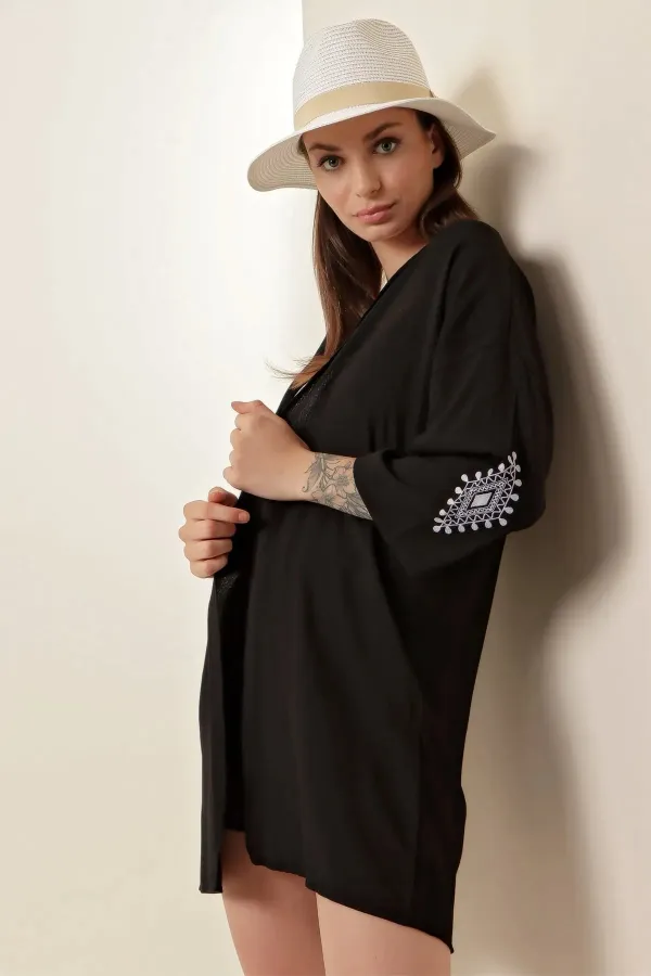 Kimono mi-long noir à manches brodées pour femme HZL22S-BD158771
