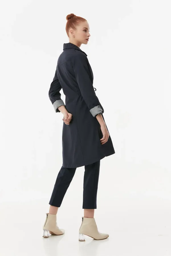 Trench-coat long bleu marine pour femme, doublé et froncé, avec poches et détails à la taille, HZL23W-BD158081