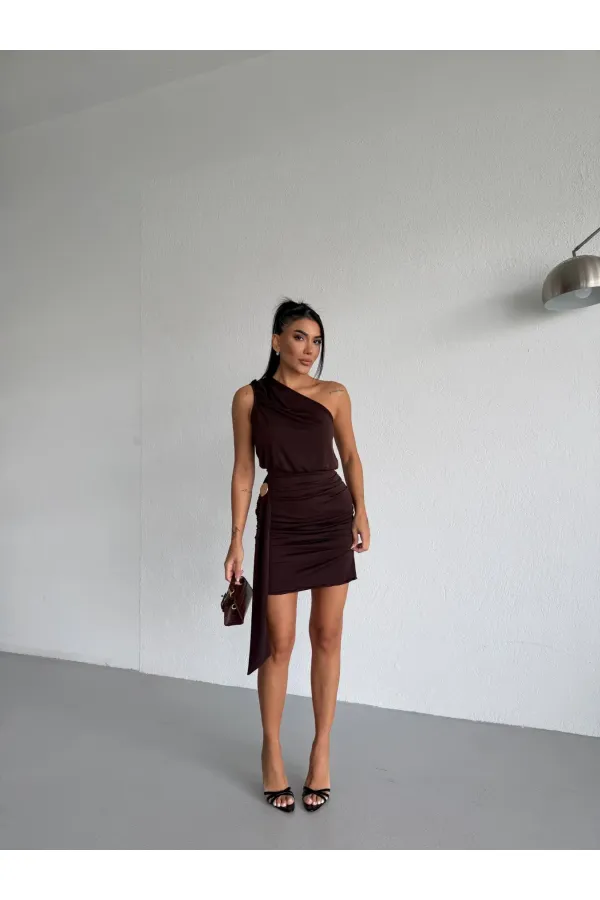 Robe courte marron à une épaule avec détail boucle, drapée, en tissu sable, pour femme HZL26S-FRY123881