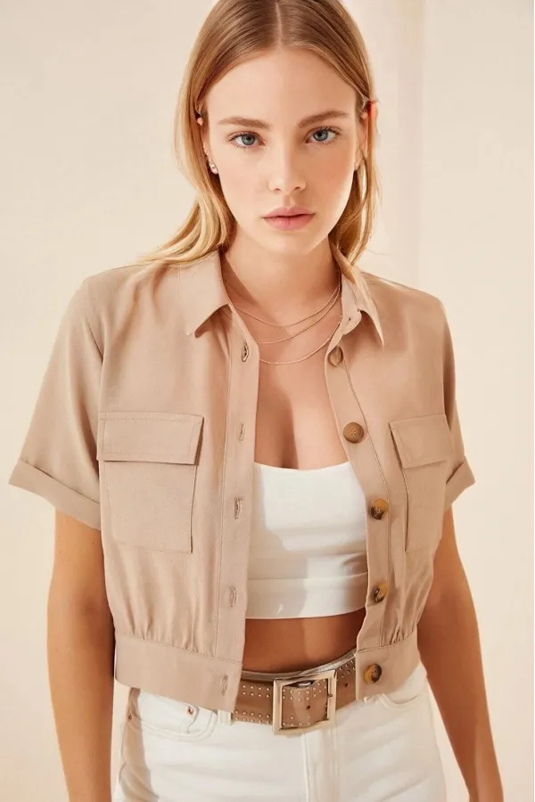 Veste courte d'été beige à manches courtes et poches boutonnées pour femme HZL22S-BD106631