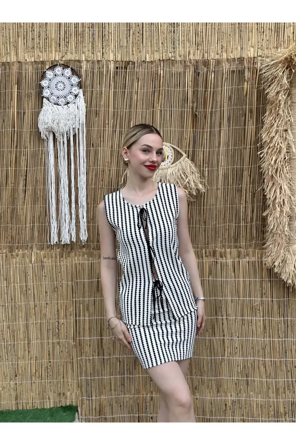 Kadın Siyah Beyaz Çizgili Önü Bağlamalı Bluzlu Etekli Triko Takım HZL24S-ZK10271