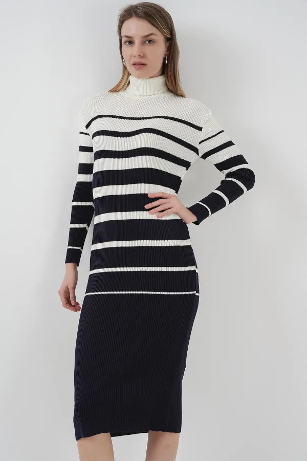 Robe en maille bleu marine et blanche à col roulé 15841