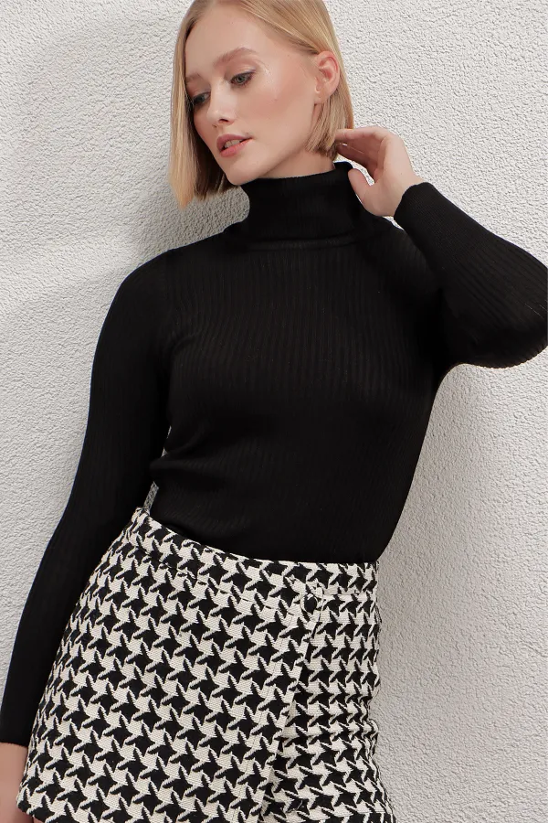 Pull col roulé noir en maille côtelée pour femme HZL22W-BD1445001