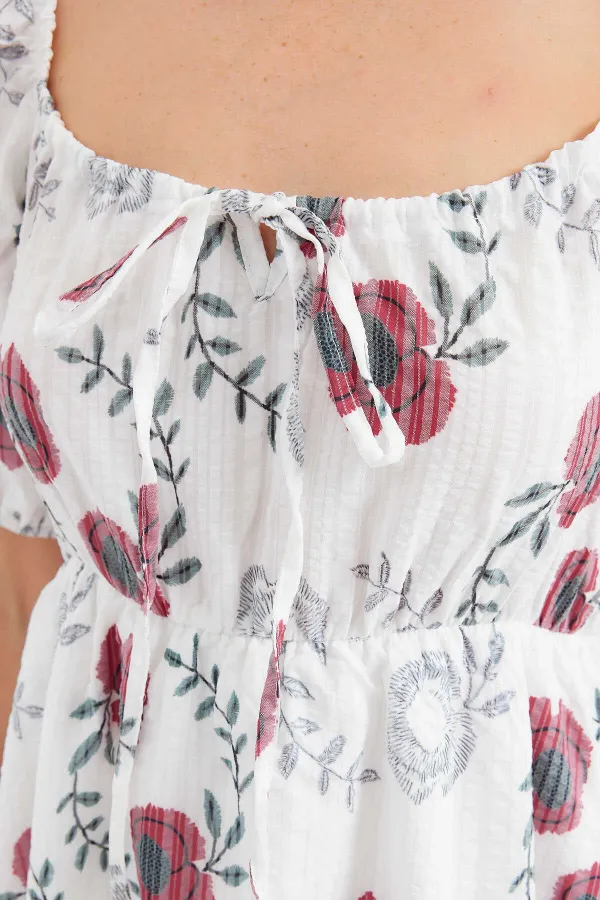 Kadın Beyaz Çiçek Desenli Büzgülü Yaka Lastikli Bel Kloş Astarlı Poplin Elbise HZL24S-BD125081