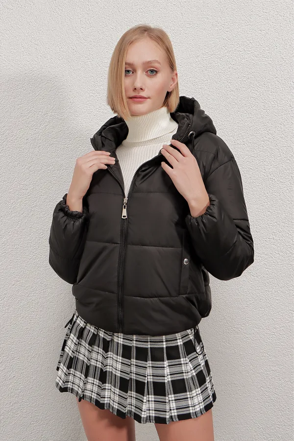 Doudoune noire à capuche et cordon de serrage pour femme HZL22W-BD151171