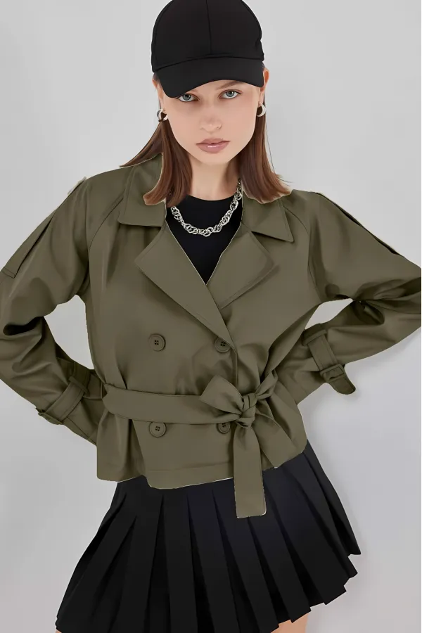 Trench-coat court kaki à double boutonnage et ceinture pour femme HZL25W-BD159701