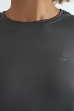 Tommylife Toptan Koyu Gri Sırt Yırtmaç Detaylı O Yaka Kısa Kollu Standart Kalıp Kadın T-Shirt - 97267