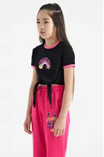 T-shirt fille Tommylife Wholesale à col rond, imprimé noir et détails multicolores (lien 75113) T-shirt fille Tommylife Wholesale à col rond, imprimé noir et détails multicolores (lien 75113)