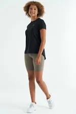 Tommylife Toptan Siyah Sırt Yırtmaç Detaylı O Yaka Kısa Kollu Standart Kalıp Kadın T-Shirt - 97267