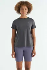 Tommylife Toptan Koyu Gri Sırt Yırtmaç Detaylı O Yaka Kısa Kollu Standart Kalıp Kadın T-Shirt - 97267
