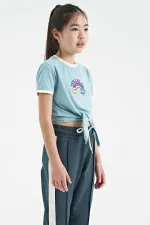 Tommylife Toptan Açık Mavi Baskı Detaylı O Yaka Çok Renkli Bağlama Detaylı Kız Çocuk T-Shirt - 75113